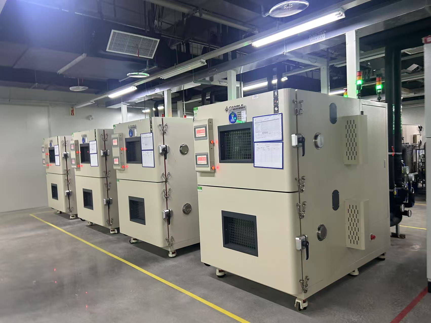 Batterietestkammer mit Lade- und Entladesystem